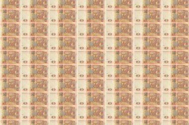 Para üretim konveyöründe basılmış 2 Ukrayna hrivniası banknotu. Bir sürü banknotun kolajı. Para birimi enflasyonu ve devalüasyon kavramı