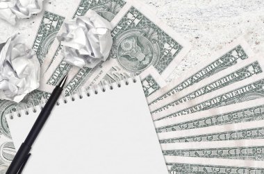 1 Amerikan doları banknotlar ve buruşmuş kağıt toplar. Kötü fikirler ya da daha az ilham konsepti. Yatırım için fikirler aranıyor