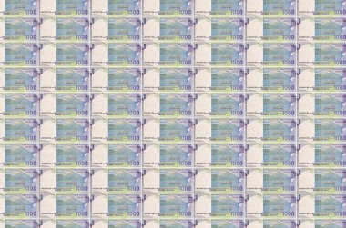 1000 Endonezya rupia banknotu para üretim konveyöründe basıldı. Bir sürü banknotun kolajı. Para birimi enflasyonu ve devalüasyon kavramı