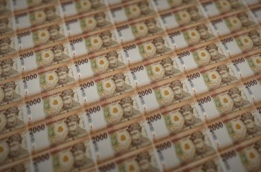 2000 Macar forint banknotları yasadışı para üretim taşıyıcısında basıldı. Bir sürü sahte banknot kolajı. Kalpazanlık kavramı kitlesel iş