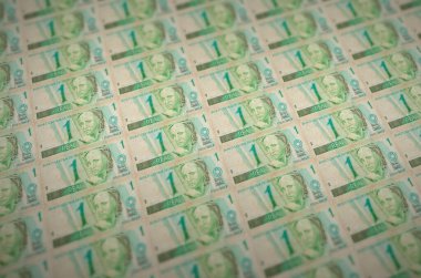 Yasadışı para üretim konveyöründe 1 Brezilyalı gerçek banknot basılmış. Bir sürü sahte banknot kolajı. Kalpazanlık kavramı kitlesel iş