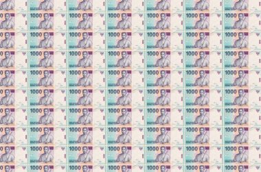 1000 Endonezya rupia banknotu para üretim konveyöründe basıldı. Bir sürü banknotun kolajı. Para birimi enflasyonu ve devalüasyon kavramı