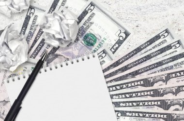 5 Amerikan doları banknotlar ve buruşmuş kağıt toplar. Kötü fikirler ya da daha az ilham konsepti. Yatırım için fikirler aranıyor