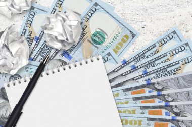 100 dolarlık banknotlar ve buruşmuş kağıt toplar. Kötü fikirler ya da daha az ilham konsepti. Yatırım için fikirler aranıyor