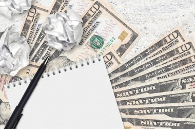 10 Amerikan doları banknotlar ve buruşmuş kağıt toplar. Kötü fikirler ya da daha az ilham konsepti. Yatırım için fikirler aranıyor