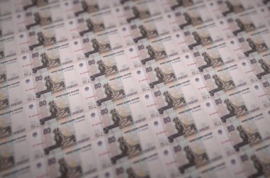 50 Rus rublesi yasa dışı para üretim taşıyıcısında basıldı. Bir sürü sahte banknot kolajı. Kalpazanlık kavramı kitlesel iş
