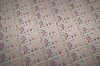 Yasadışı para üretim taşımacılığında basılmış 5 Türk lirası. Bir sürü sahte banknot kolajı. Kalpazanlık kavramı kitlesel iş