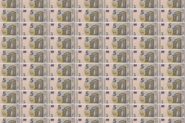 5ユーロ紙幣生産コンベアに印刷されます 多くの請求書のコラージュ 通貨のインフレと切り下げの概念 — ストック写真