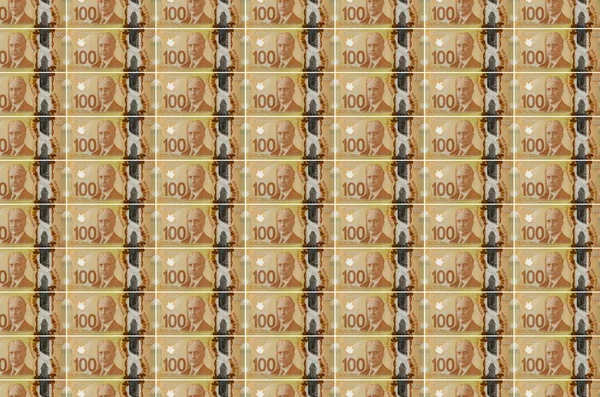 100カナダドル紙幣が貨幣製造コンベアに印刷された 多くの請求書のコラージュ 通貨のインフレと切り下げの概念 — ストック写真