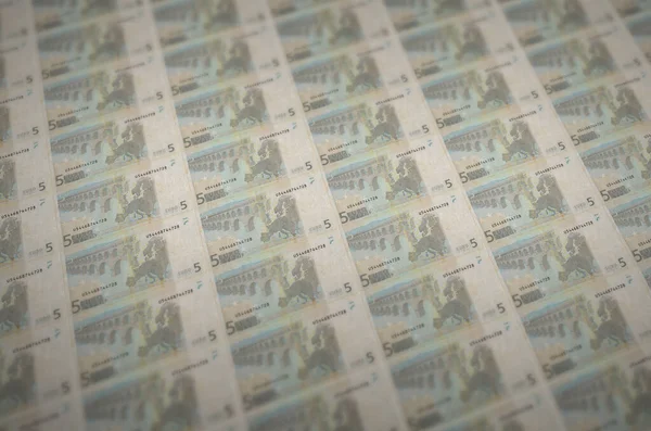 違法資金生産コンベアに印刷された5ユーロ紙幣 多くの偽札のコラージュ 偽造者の大量労働の概念 — ストック写真