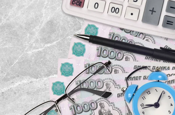 000 러시아 안경과 펜으로 계산기 계획과 세금을 — 스톡 사진