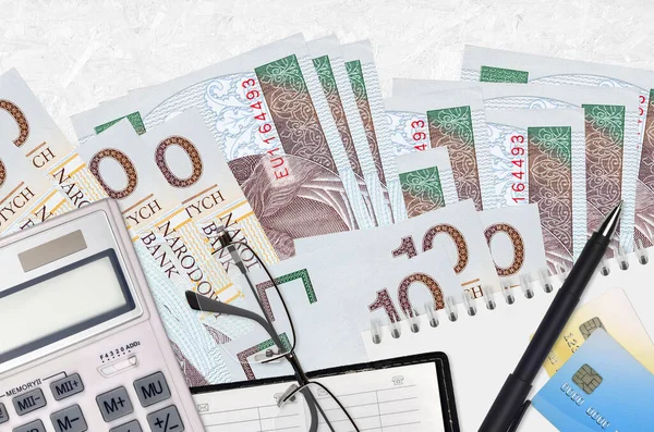 Polnische Zloty Scheine Und Taschenrechner Mit Brille Und Stift Steuerzahlungssaisonkonzept — Stockfoto
