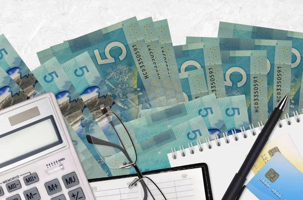Kanadische Dollarscheine Und Taschenrechner Mit Brille Und Stift Steuerzahlungssaisonkonzept Oder — Stockfoto