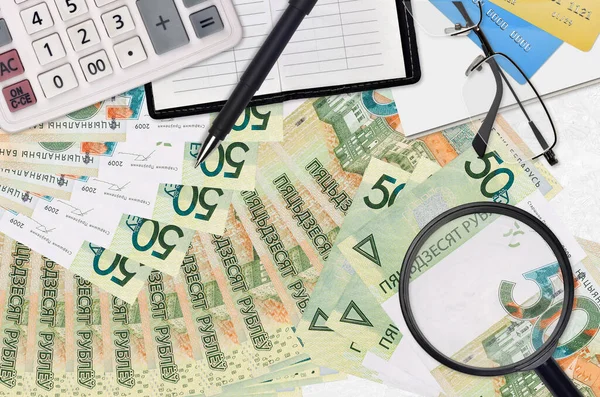 Wit Russische Roebel Rekeningen Rekenmachine Met Bril Pen Belastingbetaling Seizoen — Stockfoto