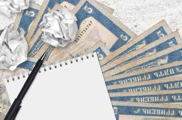 Hryvnias Ucranianas Billetes Bolas Papel Arrugado Con Bloc Notas Malas — Foto de Stock