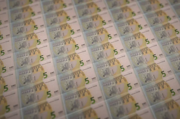 違法資金生産コンベアに印刷された5ユーロ紙幣 多くの偽札のコラージュ 偽造者の大量労働の概念 — ストック写真