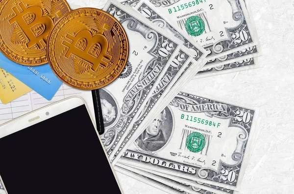 Amerikaanse Dollars Biljetten Gouden Bitcoins Met Smartphone Creditcards Cryptogeld Investeringsconcept — Stockfoto