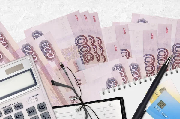 500俄罗斯卢布的钞票和计算器与眼镜和笔 纳税季节概念或投资解决方案 财务规划或会计文书 — 图库照片