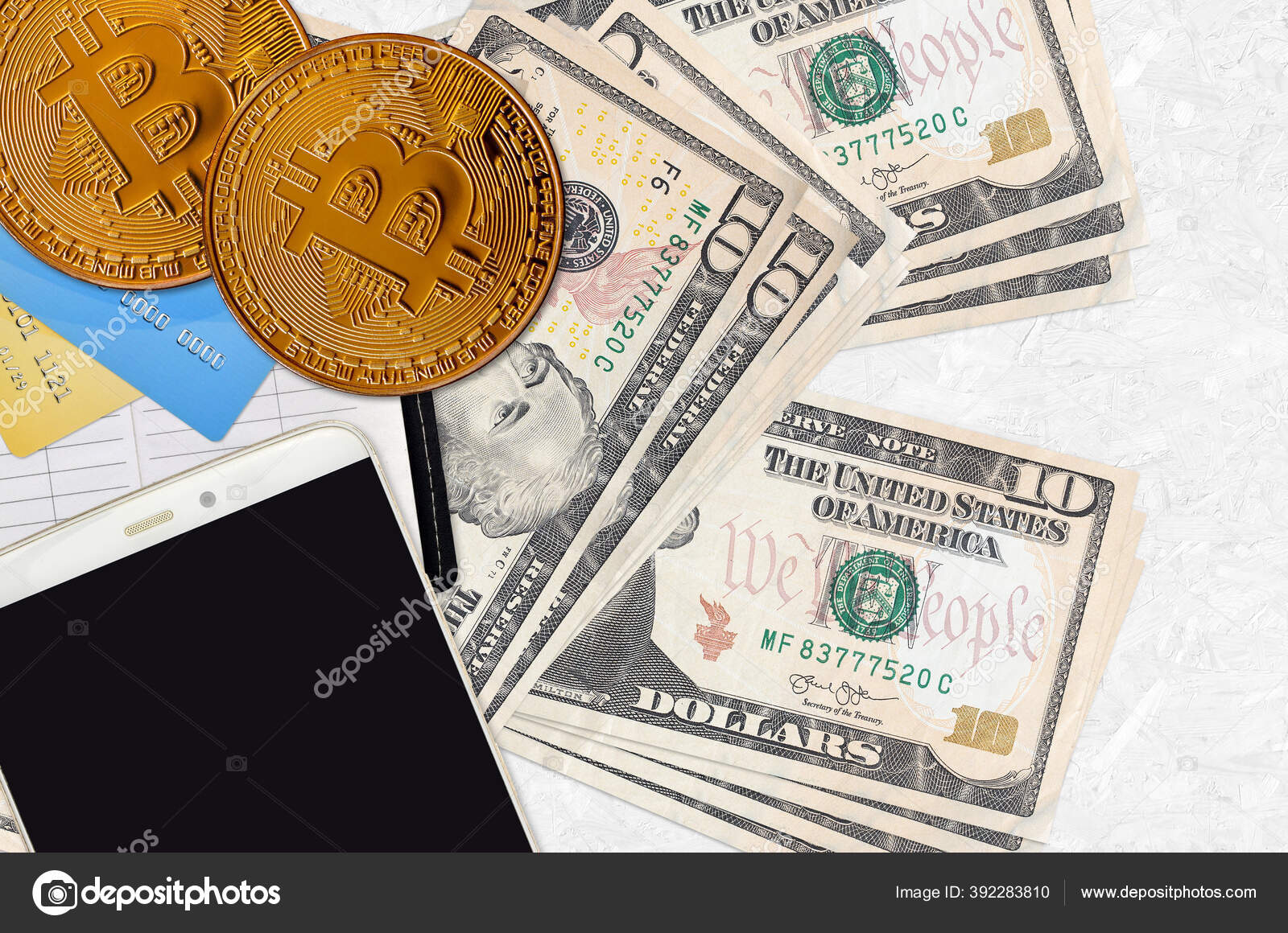 Billetes Dólares Bitcoins Dorados Con Smartphone Tarjetas Crédito Concepto  Inversión — Foto de stock #392283810 © Mehaniq