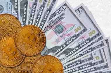 50 Amerikan doları ve altın bitcoin. Kripto para birimi yatırım konsepti. Kripto madenciliği veya ticari işlemler