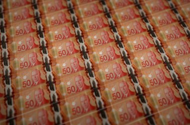 Kanadalı 50 dolarlık banknotlar yasadışı para üretim taşıyıcısı olarak basıldı. Bir sürü sahte banknot kolajı. Kalpazanlık kavramı kitlesel iş