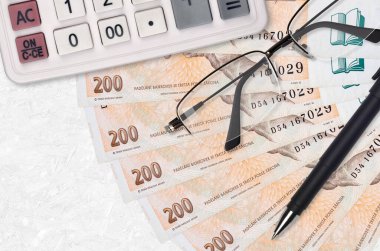 200 Çek korun fatura vantilatör ve hesap makinesi ile gözlük ve kalem. İş kredisi ya da vergi ödeme sezonu kavramı. Mali planlama
