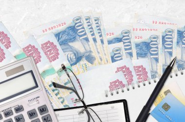 1000 Macar forint banknot ve gözlüklü ve kalemli hesap makinesi. Vergi ödeme sezonu kavramı veya yatırım çözümleri. Mali planlama ya da muhasebeci evrakları