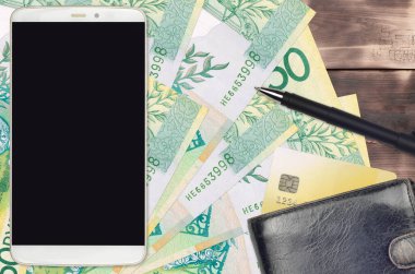 50 Belorus rublesi ve çantalı ve kredi kartlı akıllı telefon. E-ödemeler ya da e-ticaret konsepti. Taşınabilir aygıt kullanımı ile çevrimiçi alışveriş ve iş