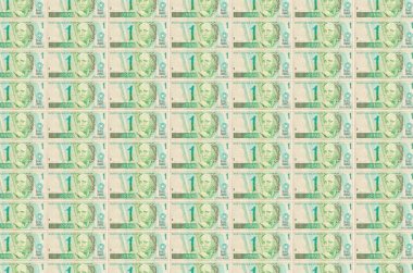 1 Brezilyalı gerçek banknot para üretim konveyöründe basılmış. Bir sürü banknotun kolajı. Para birimi enflasyonu ve devalüasyon kavramı