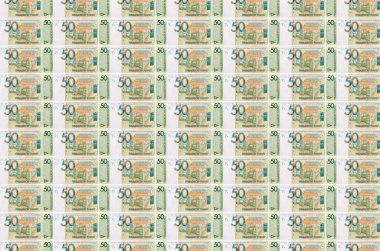 50 Belorus ruble banknotları para üretim konveyöründe basıldı. Bir sürü banknotun kolajı. Para birimi enflasyonu ve devalüasyon kavramı