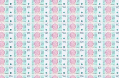 100 Çek korun faturası para üretim taşıyıcısıyla basıldı. Bir sürü banknotun kolajı. Para birimi enflasyonu ve devalüasyon kavramı