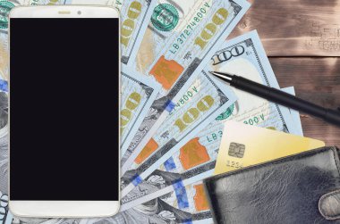 100 dolarlık banknotlar ve çantalı ve kredi kartlı akıllı telefon. E-ödemeler ya da e-ticaret konsepti. Taşınabilir aygıt kullanımı ile çevrimiçi alışveriş ve iş