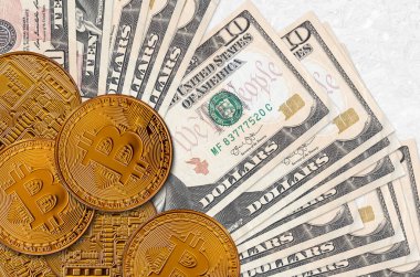 10 Amerikan doları ve altın bitcoin. Kripto para birimi yatırım konsepti. Kripto madenciliği veya ticari işlemler