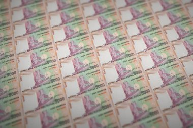 5000 Endonezya rupia senedi yasadışı para üretim taşıyıcısında basıldı. Bir sürü sahte banknot kolajı. Kalpazanlık kavramı kitlesel iş