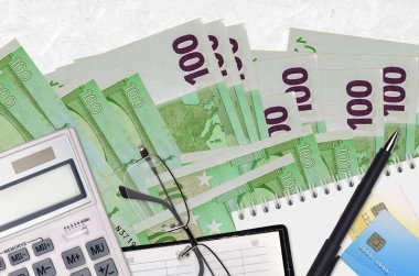 100 Euro 'luk banknot, hesap makinesi, gözlük ve kalem. Vergi ödeme sezonu kavramı veya yatırım çözümleri. Mali planlama ya da muhasebeci evrakları