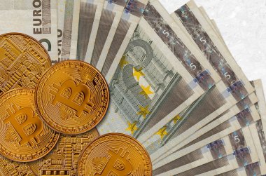 5 euro ve altın bitcoin. Kripto para birimi yatırım konsepti. Kripto madenciliği veya ticari işlemler