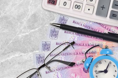 50000 Rumen ley faturası, gözlüklü ve kalemli hesap makinesi. İş kredisi ya da vergi ödeme sezonu kavramı. Mali planlama ve vergi ödeme zamanı