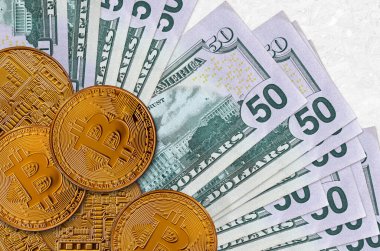 50 Amerikan doları ve altın bitcoin. Kripto para birimi yatırım konsepti. Kripto madenciliği veya ticari işlemler