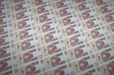 Yasadışı para üretim taşıyıcısıyla basılmış 10 Polonyalı zloti banknotu. Bir sürü sahte banknot kolajı. Kalpazanlık kavramı kitlesel iş
