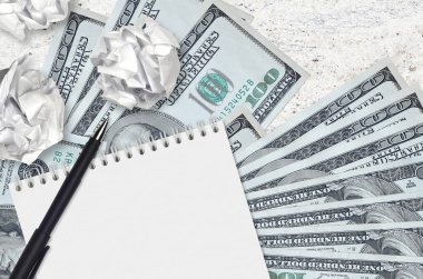 100 dolarlık banknotlar ve buruşmuş kağıt toplar. Kötü fikirler ya da daha az ilham konsepti. Yatırım için fikirler aranıyor