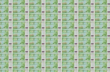 100 Euro 'luk banknotlar para üretim konveyöründe basıldı. Bir sürü banknotun kolajı. Para birimi enflasyonu ve devalüasyon kavramı
