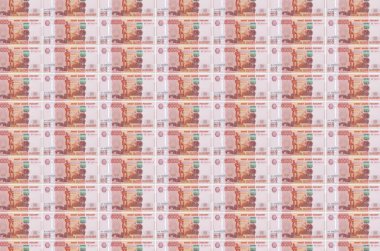 5000 rusya rublesi para üretim konveyöründe basıldı. Bir sürü banknotun kolajı. Para birimi enflasyonu ve devalüasyon kavramı