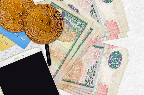 1000 스리랑카 지폐와 스마트폰과 카드가 비트코인 Cryptocurrency 채광이나 — 스톡 사진