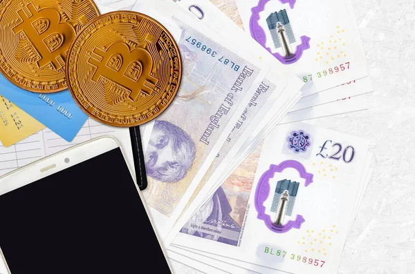 Angol Font Bankjegyek Arany Bitcoinok Okostelefonnal Hitelkártyával Cryptocurrency Befektetési Koncepció — Stock Fotó
