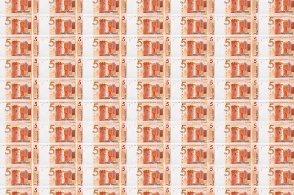 5白俄罗斯卢布 印在货币生产传送机上 许多帐单的拼凑 货币通货膨胀和货币贬值的概念 — 图库照片