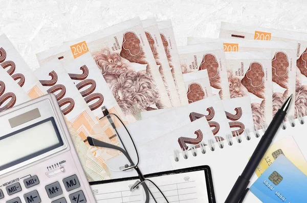 200チェココルン紙幣と眼鏡とペンで計算機 納税の季節の概念または投資ソリューション 財務計画又は会計事務 — ストック写真