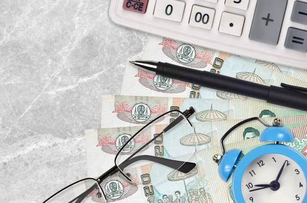 지폐와 안경과 펜으로 계산기 계획과 세금을 — 스톡 사진