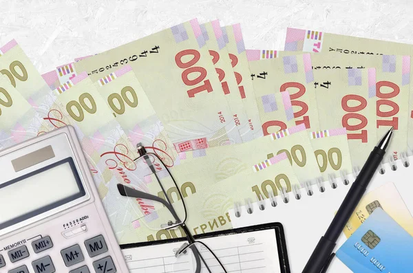 100份乌克兰格里夫尼亚钞票和带眼镜和笔的计算器 纳税季节概念或投资解决方案 财务规划或会计文书 — 图库照片
