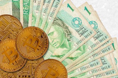 1 Brezilyalı gerçek banknot ve altın bitcoin. Kripto para birimi yatırım konsepti. Kripto madenciliği veya ticari işlemler