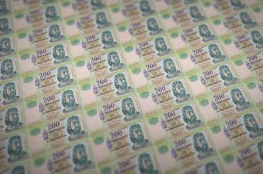 200 Macar forint faturası yasadışı para üretim taşıyıcısıyla basıldı. Bir sürü sahte banknot kolajı. Kalpazanlık kavramı kitlesel iş